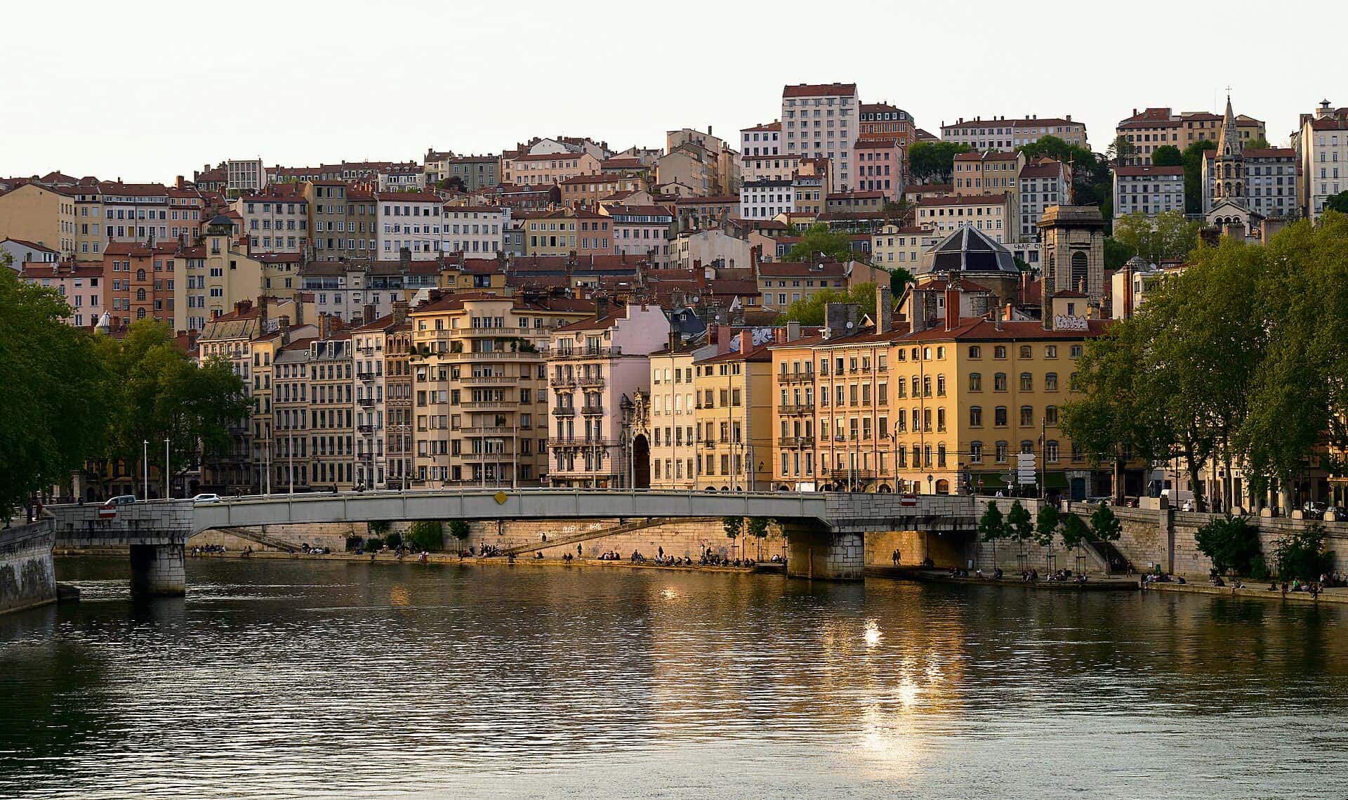 La colline de la Croix-Rousse vue depuis la Saône, en fin d’après-midi