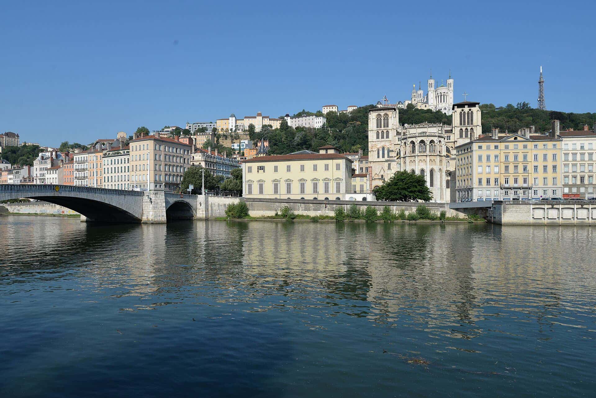 Le Vieux-Lyon et la basilique de Fourvière, au bord de la Saône