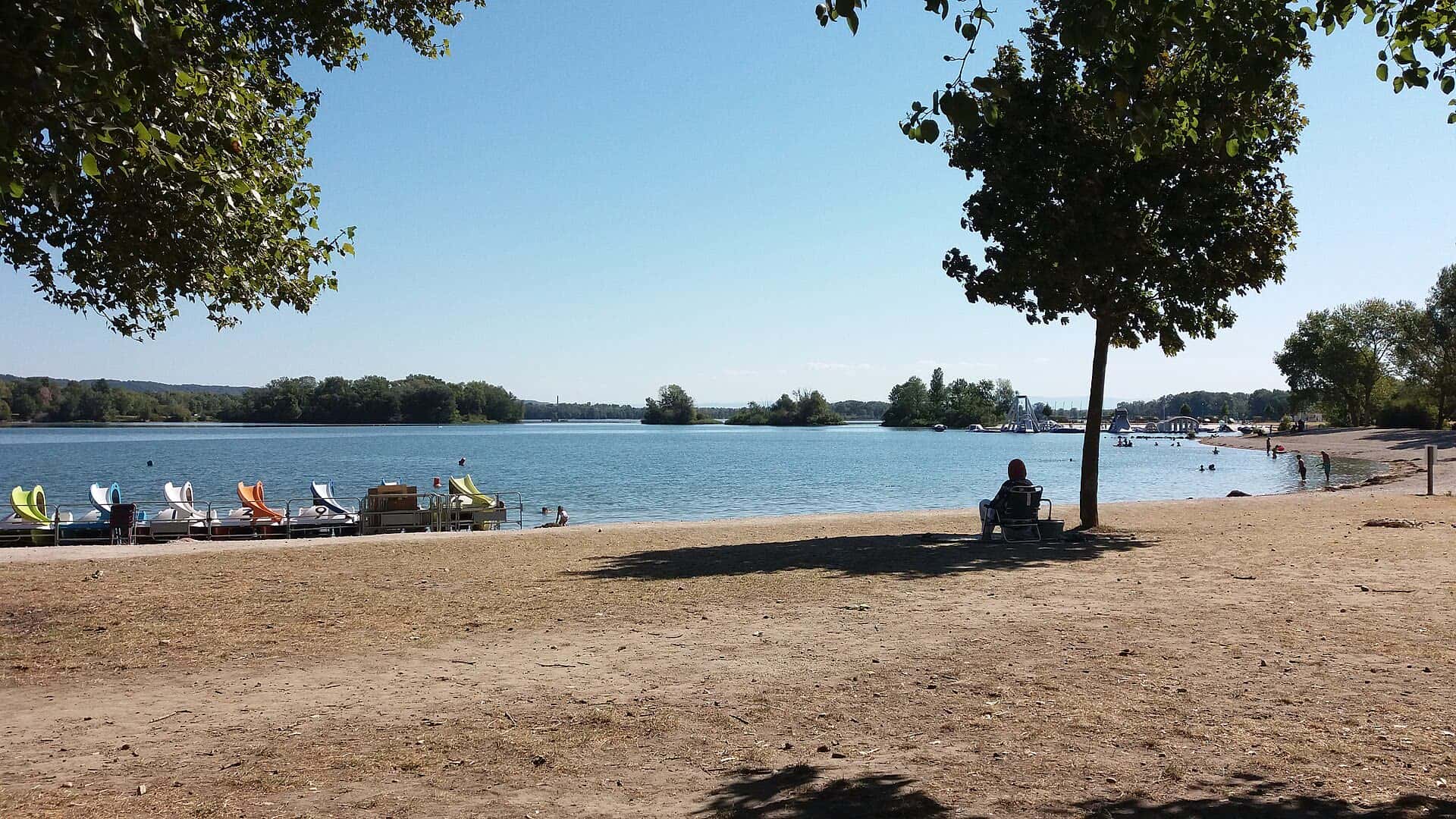 La plage du Morlet et le plan d’eau du Grand Parc Miribel-Jonage