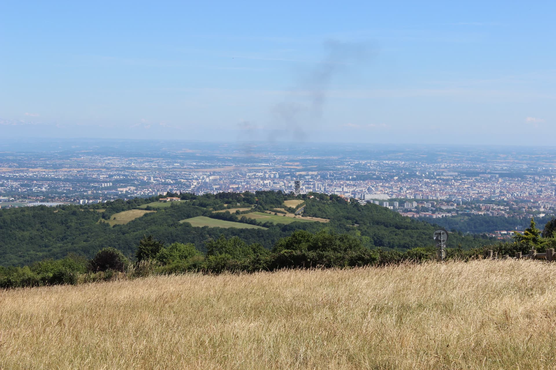 Les prés et les bois des Monts d’Or, le Mont Thou, et Lyon à l’horizon